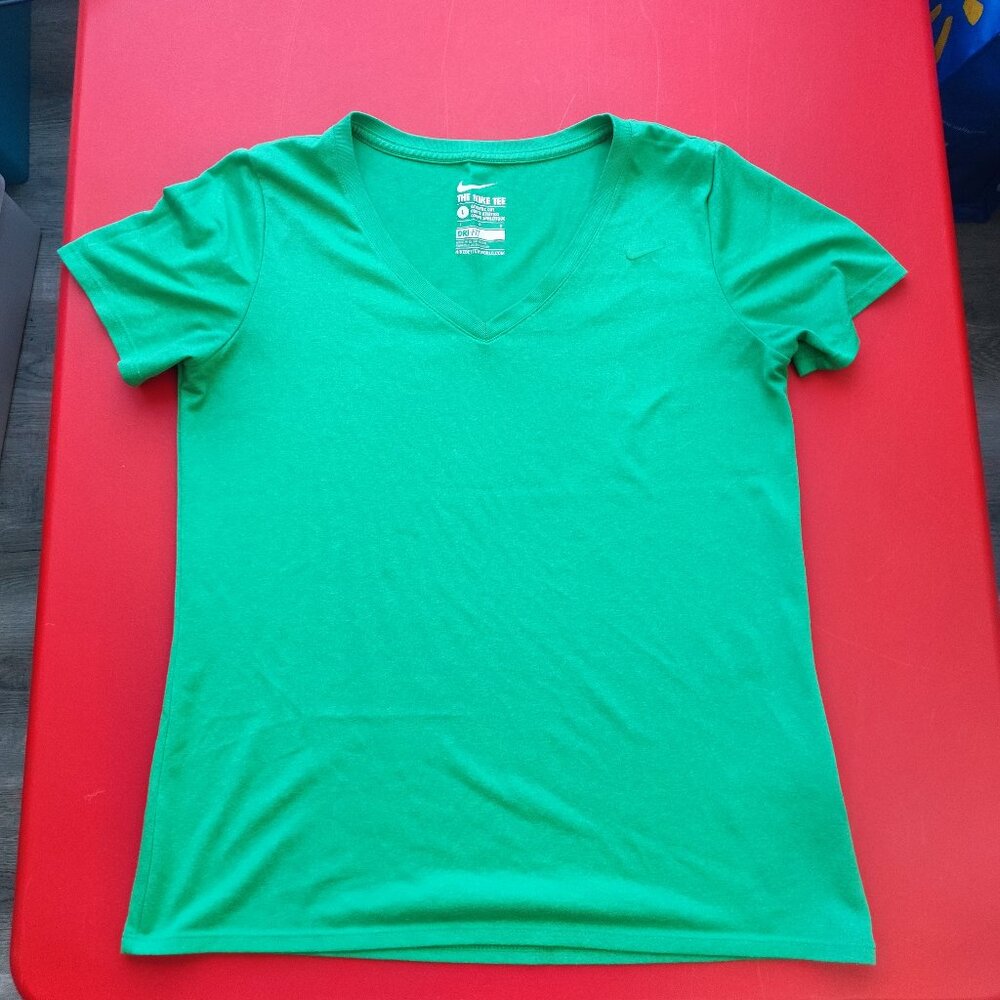 The Nike Tee V-neck short sleeve T-shirt green women's size L